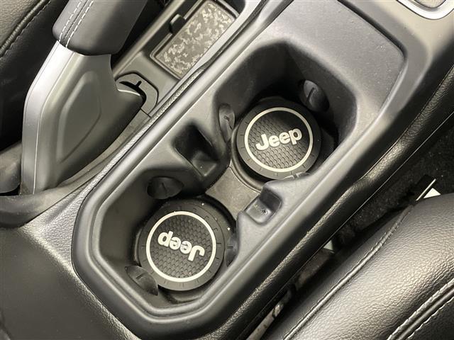 ジープ・ラングラーアンリミテッド サハラ　ワンオーナー　純正ナビ　フルセグＴＶ　Ｂｌｕｅｔｏｏｔｈ　禁煙車　ＥＴＣ　ステアリングヒーター　オートライト　ＬＥＤヘッドライト　純正アルミホイール　フロアマット　アイドリングストップ　スマートキー（19枚目）