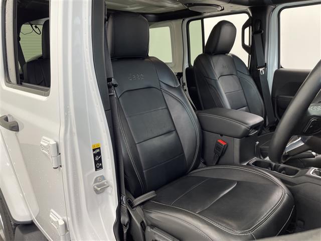 ジープ・ラングラーアンリミテッド サハラ　ワンオーナー　純正ナビ　フルセグＴＶ　Ｂｌｕｅｔｏｏｔｈ　禁煙車　ＥＴＣ　ステアリングヒーター　オートライト　ＬＥＤヘッドライト　純正アルミホイール　フロアマット　アイドリングストップ　スマートキー（20枚目）