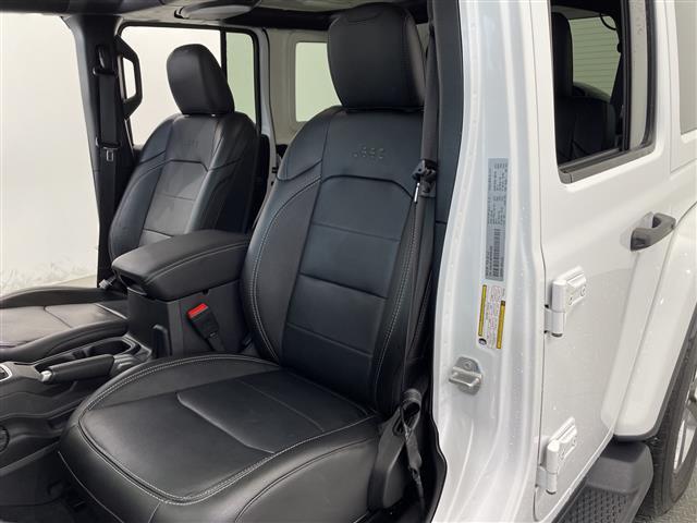 ジープ・ラングラーアンリミテッド サハラ　ワンオーナー　純正ナビ　フルセグＴＶ　Ｂｌｕｅｔｏｏｔｈ　禁煙車　ＥＴＣ　ステアリングヒーター　オートライト　ＬＥＤヘッドライト　純正アルミホイール　フロアマット　アイドリングストップ　スマートキー（21枚目）