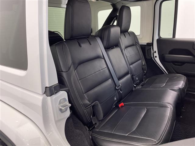 ジープ・ラングラーアンリミテッド サハラ　ワンオーナー　純正ナビ　フルセグＴＶ　Ｂｌｕｅｔｏｏｔｈ　禁煙車　ＥＴＣ　ステアリングヒーター　オートライト　ＬＥＤヘッドライト　純正アルミホイール　フロアマット　アイドリングストップ　スマートキー（22枚目）