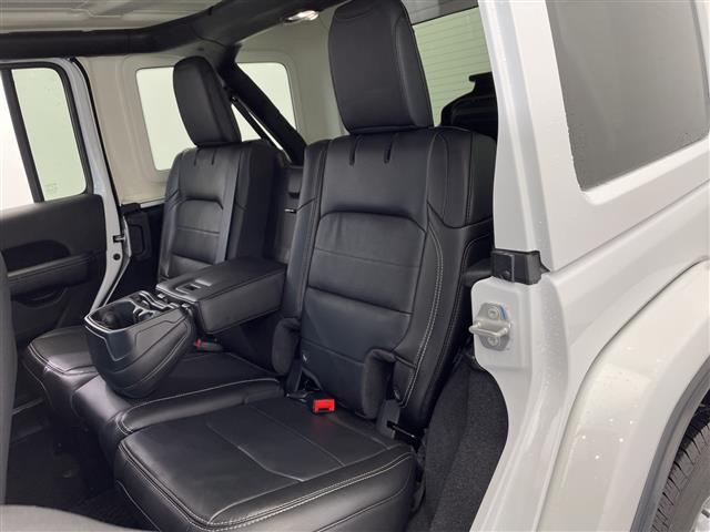 ジープ・ラングラーアンリミテッド サハラ　ワンオーナー　純正ナビ　フルセグＴＶ　Ｂｌｕｅｔｏｏｔｈ　禁煙車　ＥＴＣ　ステアリングヒーター　オートライト　ＬＥＤヘッドライト　純正アルミホイール　フロアマット　アイドリングストップ　スマートキー（23枚目）