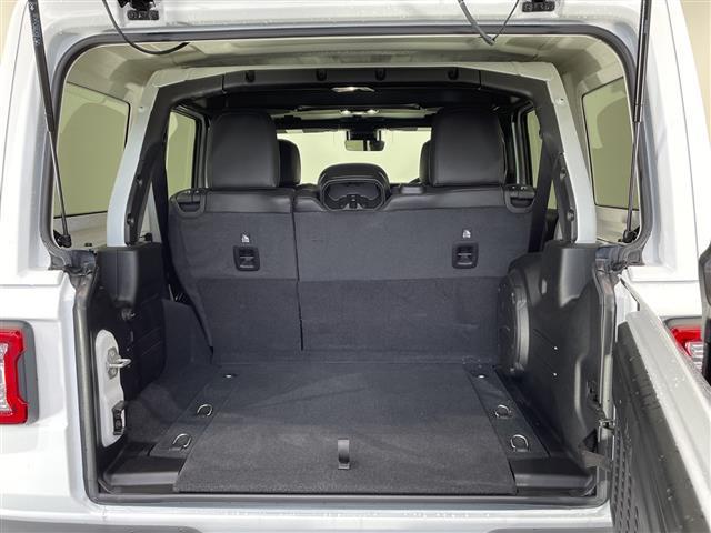 ジープ・ラングラーアンリミテッド サハラ　ワンオーナー　純正ナビ　フルセグＴＶ　Ｂｌｕｅｔｏｏｔｈ　禁煙車　ＥＴＣ　ステアリングヒーター　オートライト　ＬＥＤヘッドライト　純正アルミホイール　フロアマット　アイドリングストップ　スマートキー（24枚目）