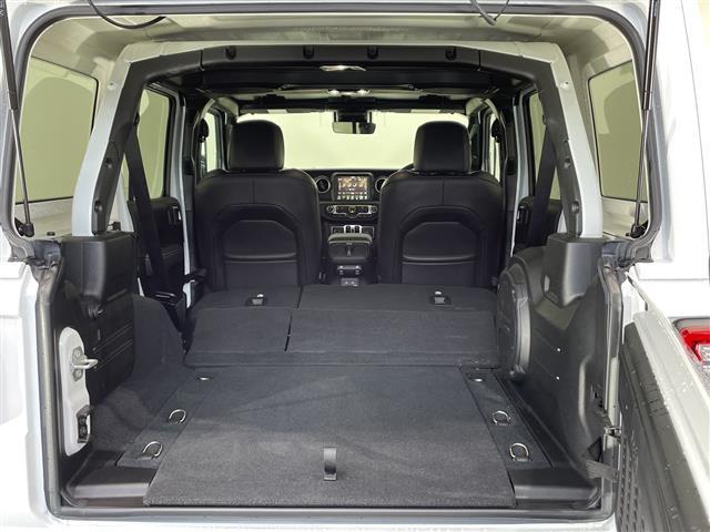 ジープ・ラングラーアンリミテッド サハラ　ワンオーナー　純正ナビ　フルセグＴＶ　Ｂｌｕｅｔｏｏｔｈ　禁煙車　ＥＴＣ　ステアリングヒーター　オートライト　ＬＥＤヘッドライト　純正アルミホイール　フロアマット　アイドリングストップ　スマートキー（25枚目）