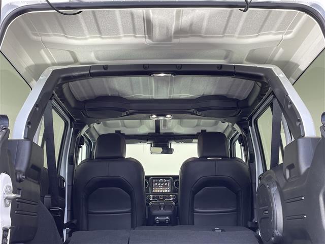 ジープ・ラングラーアンリミテッド サハラ　ワンオーナー　純正ナビ　フルセグＴＶ　Ｂｌｕｅｔｏｏｔｈ　禁煙車　ＥＴＣ　ステアリングヒーター　オートライト　ＬＥＤヘッドライト　純正アルミホイール　フロアマット　アイドリングストップ　スマートキー（26枚目）
