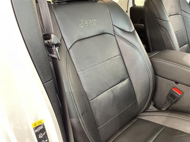 ジープ・ラングラーアンリミテッド サハラ　ワンオーナー　純正ナビ　フルセグＴＶ　Ｂｌｕｅｔｏｏｔｈ　禁煙車　ＥＴＣ　ステアリングヒーター　オートライト　ＬＥＤヘッドライト　純正アルミホイール　フロアマット　アイドリングストップ　スマートキー（27枚目）