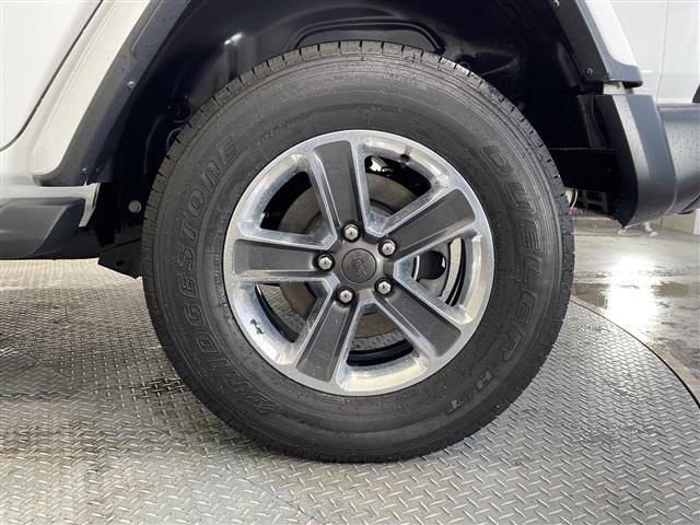 ジープ・ラングラーアンリミテッド サハラ　ワンオーナー　純正ナビ　フルセグＴＶ　Ｂｌｕｅｔｏｏｔｈ　禁煙車　ＥＴＣ　ステアリングヒーター　オートライト　ＬＥＤヘッドライト　純正アルミホイール　フロアマット　アイドリングストップ　スマートキー（36枚目）