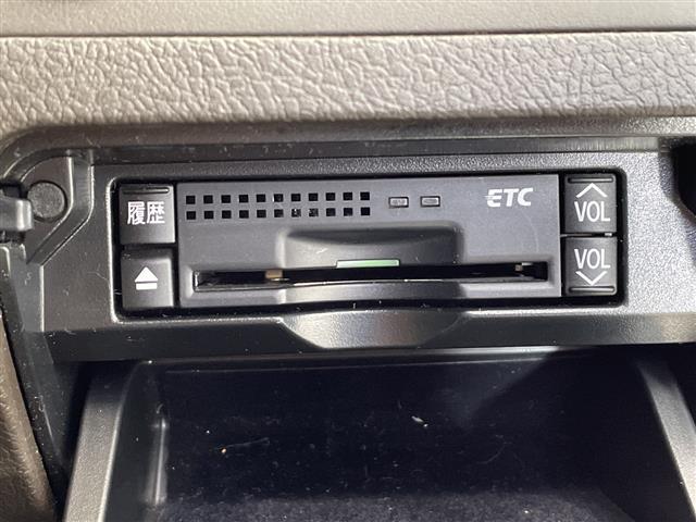 クラウン ２．５アスリート　アニバーサリーエディション　禁煙車　純正ナビ　フルセグＴＶ　ＣＤ　ＤＶＤ　ＵＳＢ　バックカメラ　シートヒーター　シートクーラー　前後コーナーセンサー　クルーズコントロール　前後ドライブレコーダー　ＥＴＣ　ＨＩＤヘッドライト（6枚目）