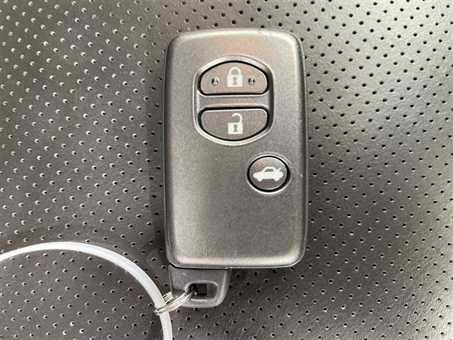 クラウン ２．５アスリート　アニバーサリーエディション　禁煙車　純正ナビ　フルセグＴＶ　ＣＤ　ＤＶＤ　ＵＳＢ　バックカメラ　シートヒーター　シートクーラー　前後コーナーセンサー　クルーズコントロール　前後ドライブレコーダー　ＥＴＣ　ＨＩＤヘッドライト（7枚目）