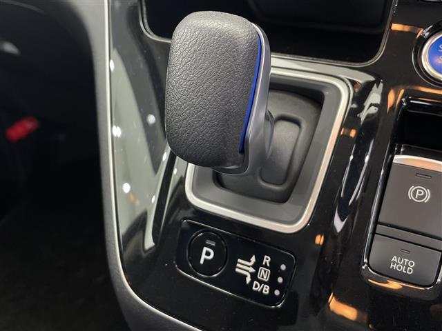 セレナ e-パワー ハイウェイスターV 禁煙車 SDナビ CD DVD Bluetooth フルセグTV バックカメラ 全方位カメラ プロパイロット 衝突軽減ブレーキ ブラインドスポットモニター 前後コーナーセンサー ETC 前後ドラレコ(15枚目)