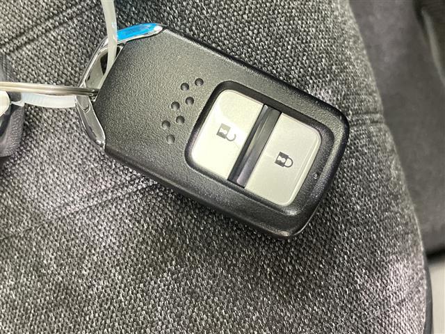 フィット e:HEVホーム SDナビ CD DVD Bluetooth USB フルセグTV バックカメラ 衝突軽減ブレーキ 前後コーナーセンサー ビルトインETC オートライト LEDヘッドライト 横滑り防止装置 スマートキー(6枚目)