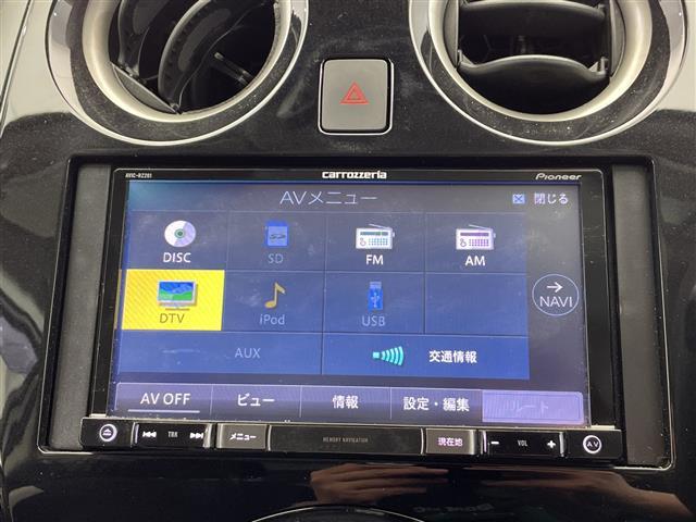 ノート e-パワー B ナビ CD フルセグTV デジタルインナーミラー 禁煙車 全方位カメラ コーナーセンサー ETC オートライト 横滑り防止機能 スマートキー プッシュスタート 電動格納ミラー フロアマット(3枚目)