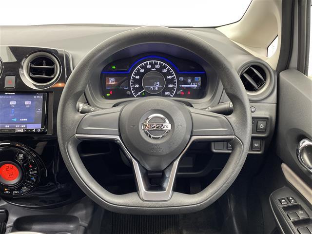ノート e-パワー B ナビ CD フルセグTV デジタルインナーミラー 禁煙車 全方位カメラ コーナーセンサー ETC オートライト 横滑り防止機能 スマートキー プッシュスタート 電動格納ミラー フロアマット(4枚目)
