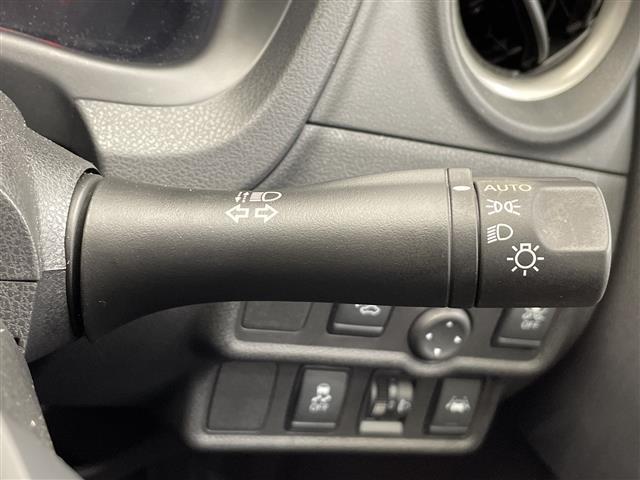 ノート e-パワー B ナビ CD フルセグTV デジタルインナーミラー 禁煙車 全方位カメラ コーナーセンサー ETC オートライト 横滑り防止機能 スマートキー プッシュスタート 電動格納ミラー フロアマット(6枚目)