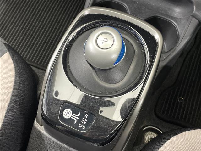 ノート e-パワー B ナビ CD フルセグTV デジタルインナーミラー 禁煙車 全方位カメラ コーナーセンサー ETC オートライト 横滑り防止機能 スマートキー プッシュスタート 電動格納ミラー フロアマット(12枚目)