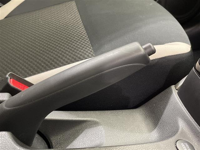 ノート e-パワー B ナビ CD フルセグTV デジタルインナーミラー 禁煙車 全方位カメラ コーナーセンサー ETC オートライト 横滑り防止機能 スマートキー プッシュスタート 電動格納ミラー フロアマット(13枚目)