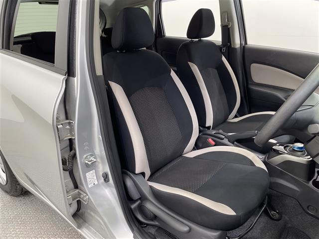 ノート e-パワー B ナビ CD フルセグTV デジタルインナーミラー 禁煙車 全方位カメラ コーナーセンサー ETC オートライト 横滑り防止機能 スマートキー プッシュスタート 電動格納ミラー フロアマット(17枚目)