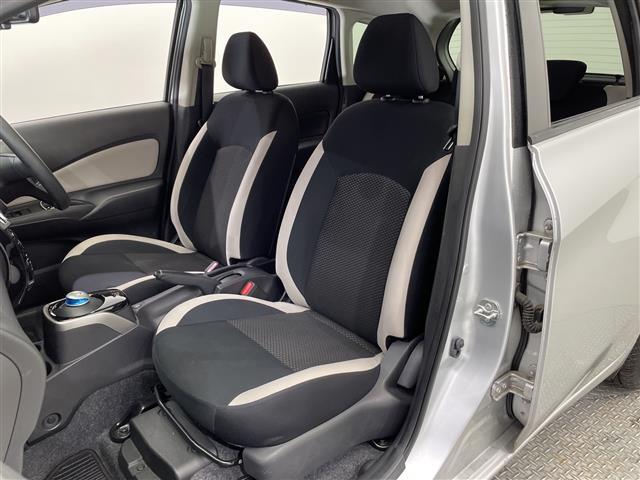 ノート e-パワー B ナビ CD フルセグTV デジタルインナーミラー 禁煙車 全方位カメラ コーナーセンサー ETC オートライト 横滑り防止機能 スマートキー プッシュスタート 電動格納ミラー フロアマット(20枚目)