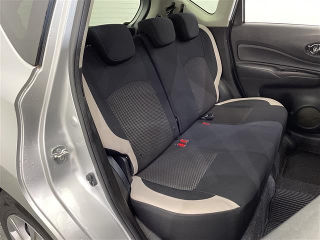 ノート e-パワー B ナビ CD フルセグTV デジタルインナーミラー 禁煙車 全方位カメラ コーナーセンサー ETC オートライト 横滑り防止機能 スマートキー プッシュスタート 電動格納ミラー フロアマット(23枚目)
