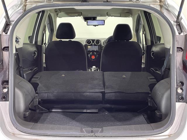 ノート e-パワー B ナビ CD フルセグTV デジタルインナーミラー 禁煙車 全方位カメラ コーナーセンサー ETC オートライト 横滑り防止機能 スマートキー プッシュスタート 電動格納ミラー フロアマット(27枚目)