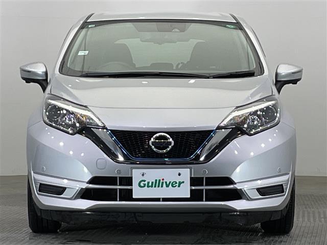 ノート e-パワー B ナビ CD フルセグTV デジタルインナーミラー 禁煙車 全方位カメラ コーナーセンサー ETC オートライト 横滑り防止機能 スマートキー プッシュスタート 電動格納ミラー フロアマット(29枚目)