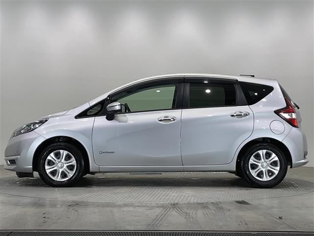 ノート e-パワー B ナビ CD フルセグTV デジタルインナーミラー 禁煙車 全方位カメラ コーナーセンサー ETC オートライト 横滑り防止機能 スマートキー プッシュスタート 電動格納ミラー フロアマット(31枚目)