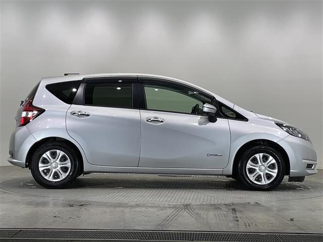 ノート e-パワー B ナビ CD フルセグTV デジタルインナーミラー 禁煙車 全方位カメラ コーナーセンサー ETC オートライト 横滑り防止機能 スマートキー プッシュスタート 電動格納ミラー フロアマット(32枚目)