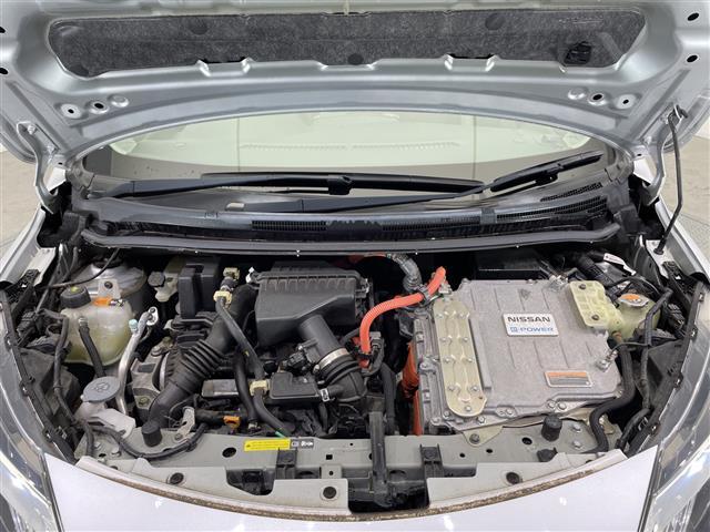 ノート e-パワー B ナビ CD フルセグTV デジタルインナーミラー 禁煙車 全方位カメラ コーナーセンサー ETC オートライト 横滑り防止機能 スマートキー プッシュスタート 電動格納ミラー フロアマット(39枚目)