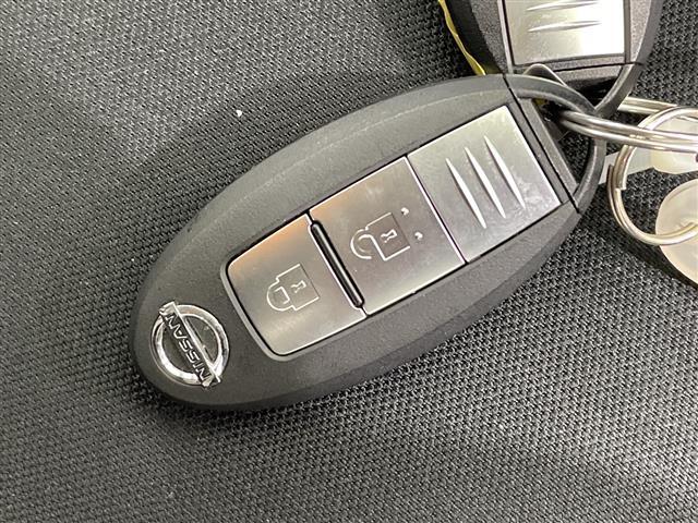 ノート e-パワー B ナビ CD フルセグTV デジタルインナーミラー 禁煙車 全方位カメラ コーナーセンサー ETC オートライト 横滑り防止機能 スマートキー プッシュスタート 電動格納ミラー フロアマット(41枚目)