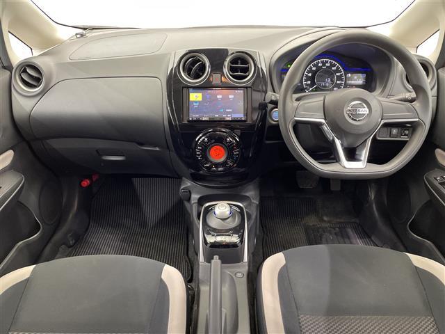 ノート e-パワー B ナビ CD フルセグTV デジタルインナーミラー 禁煙車 全方位カメラ コーナーセンサー ETC オートライト 横滑り防止機能 スマートキー プッシュスタート 電動格納ミラー フロアマット(42枚目)