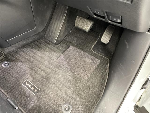 ヴォクシー Ｓ－Ｚ　禁煙車　快適利便パッケージ　前席・２列目席シートヒーター　電動リアゲート　オットマン　純正ナビ　フルセグＴＶ　Ｂｌｕｅｔｏｏｔｈ　ＵＳＢ　バックカメラ　トヨタセーフティセンス　ＥＴＣ　前後ドラレコ（28枚目）