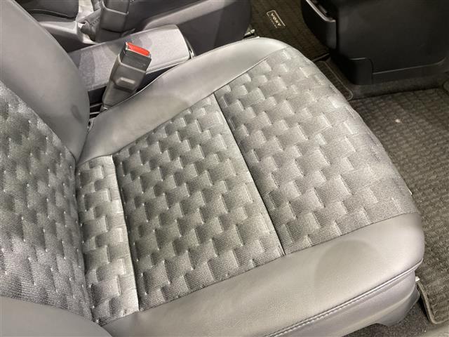 ヴォクシー Ｓ－Ｚ　禁煙車　純正ディスプレイオーディオナビ　Ｂｌｕｅｔｏｏｔｈ　バックカメラ　前後ドライブレコーダー　トヨタセーフティセンス　衝突軽減システム　レーンキープアシスト　オートハイビーム　前後コーナーセンサー（19枚目）