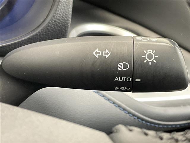 ヴォクシー ハイブリッドＳ－Ｚ　禁煙車　純正ナビ　フルセグＴＶ　Ｂｌｕｅｔｏｏｔｈ　全方位カメラ　バックカメラ　１００Ｖ電源　パーキングアシスト　トヨタセーフティセンス　衝突軽減システム　オートクルーズコントロール　オートハイビーム（10枚目）