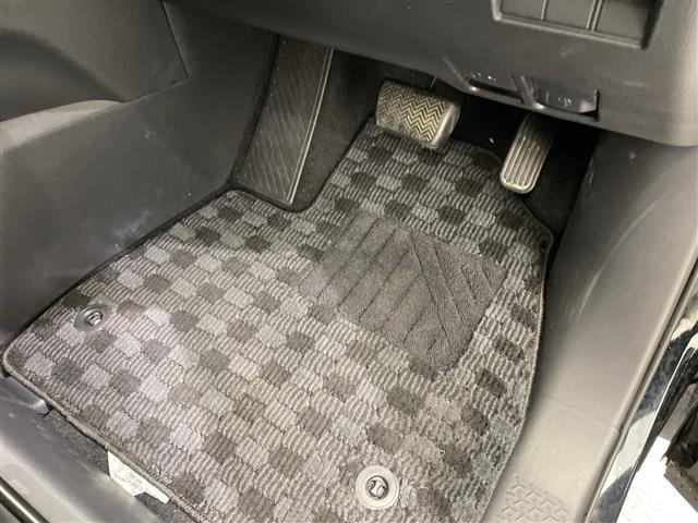 ヴォクシー ハイブリッドＳ－Ｚ　禁煙車　純正ナビ　フルセグＴＶ　Ｂｌｕｅｔｏｏｔｈ　全方位カメラ　バックカメラ　１００Ｖ電源　パーキングアシスト　トヨタセーフティセンス　衝突軽減システム　オートクルーズコントロール　オートハイビーム（27枚目）