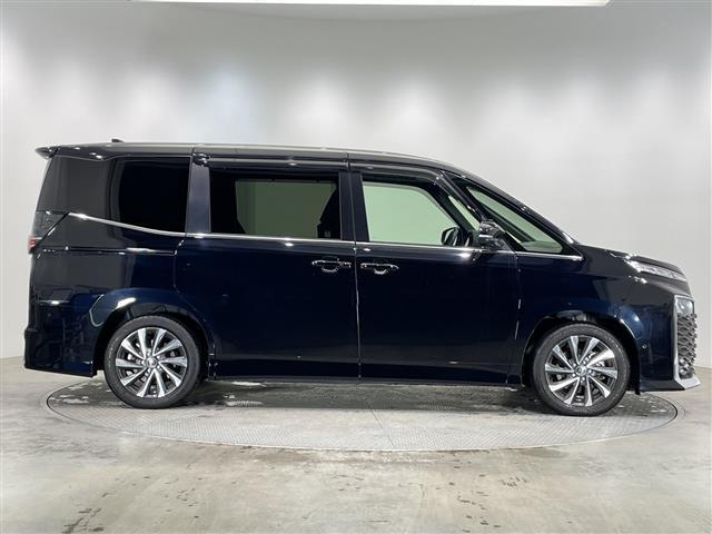 ヴォクシー ハイブリッドＳ－Ｚ　禁煙車　純正ナビ　フルセグＴＶ　Ｂｌｕｅｔｏｏｔｈ　全方位カメラ　バックカメラ　１００Ｖ電源　パーキングアシスト　トヨタセーフティセンス　衝突軽減システム　オートクルーズコントロール　オートハイビーム（31枚目）