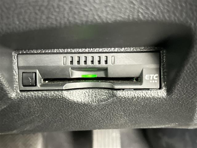 プリウス S 禁煙車 純正ナビ Bluetooth AUX トヨタセーフティセンス プリクラッシュ レーンキープアシスト レーダークルーズコントロール オートハイビーム AC100V充電 スペアキー ETC(5枚目)