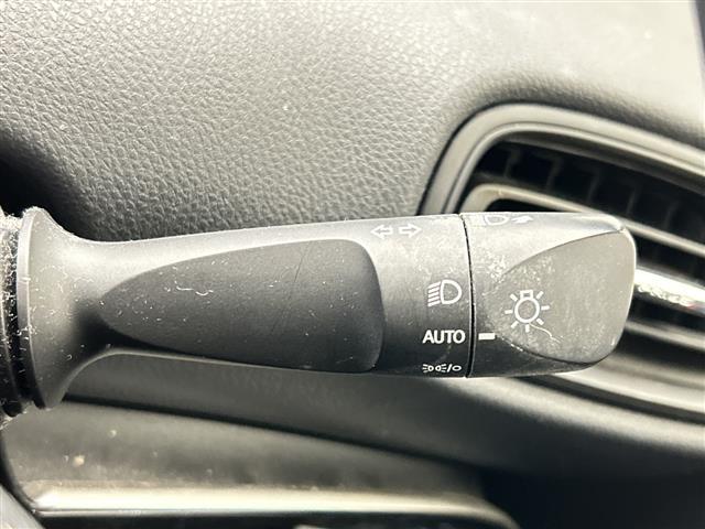 プリウス S 禁煙車 純正ナビ Bluetooth AUX トヨタセーフティセンス プリクラッシュ レーンキープアシスト レーダークルーズコントロール オートハイビーム AC100V充電 スペアキー ETC(12枚目)