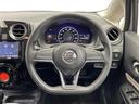 ノート e-パワー B ナビ CD フルセグTV デジタルインナーミラー 禁煙車 全方位カメラ コーナーセンサー ETC オートライト 横滑り防止機能 スマートキー プッシュスタート 電動格納ミラー フロアマット(4枚目)