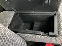 運転席アームレストには小物入れもついてます☆