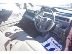 高めのヒップポイントで見晴らしが良く、運転もしやすいですよ☆シートはベンチシートになっているので、運転席から助手席への移動もラクラクです☆駐車場所や道路状況で助手席側から降りたいときに便利☆ 5