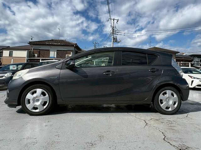 アクア S 修復歴なし 純正CDオーディオ アイドリングストップ スマートキー プッシュスタート 電動格納ミラー シートヒーター オートエアコン ドアバイザー プライバシーガラス 整備保証付(9枚目)