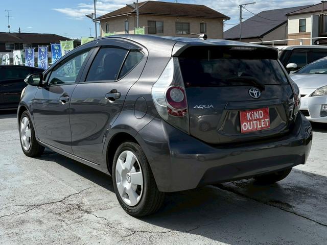 アクア S 修復歴なし 純正CDオーディオ アイドリングストップ スマートキー プッシュスタート 電動格納ミラー シートヒーター オートエアコン ドアバイザー プライバシーガラス 整備保証付(11枚目)