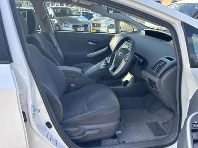 プリウス Ｓツーリングセレクション　修復歴なし　純正ナビ　バックカメラ　ＥＴＣ　ＬＥＤヘッドライト　オートエアコン　スマートキー　プッシュスタート　ウインカーミラー　１７インチアルミ　整備保証付（17枚目）