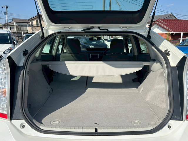 プリウス Ｓツーリングセレクション　修復歴なし　純正ナビ　バックカメラ　ＥＴＣ　ＬＥＤヘッドライト　オートエアコン　スマートキー　プッシュスタート　ウインカーミラー　１７インチアルミ　整備保証付（22枚目）