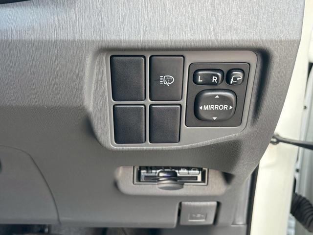 プリウス Ｓツーリングセレクション　修復歴なし　純正ナビ　バックカメラ　ＥＴＣ　ＬＥＤヘッドライト　オートエアコン　スマートキー　プッシュスタート　ウインカーミラー　１７インチアルミ　整備保証付（32枚目）