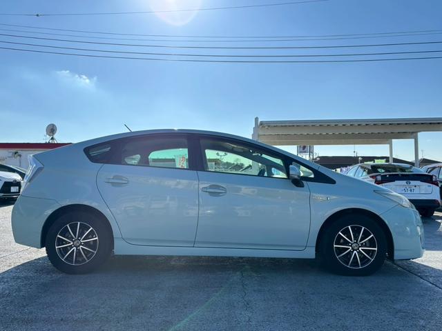 プリウス Ｓ　修復歴なし　純正ナビ　フルセグ　Ｂｌｕｅｔｏｏｔｈ　バックカメラ　ＥＴＣ　スマートキー　プッシュスタート　オートエアコン　ドアバイザー　プライバシーガラス　ウインカーミラー　アイドリングストップ（8枚目）