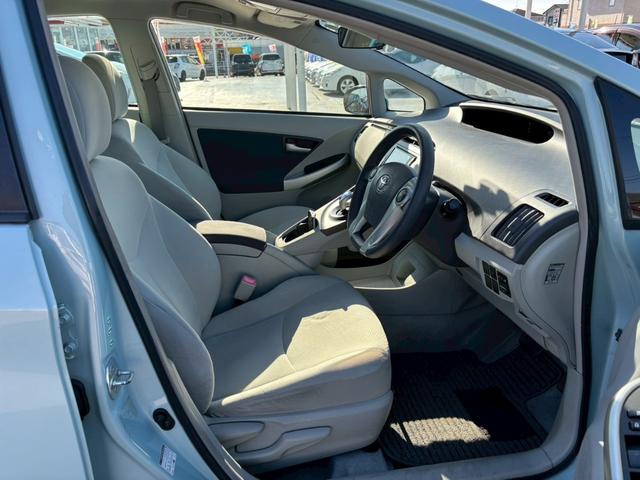 プリウス Ｓ　修復歴なし　純正ナビ　フルセグ　Ｂｌｕｅｔｏｏｔｈ　バックカメラ　ＥＴＣ　スマートキー　プッシュスタート　オートエアコン　ドアバイザー　プライバシーガラス　ウインカーミラー　アイドリングストップ（17枚目）