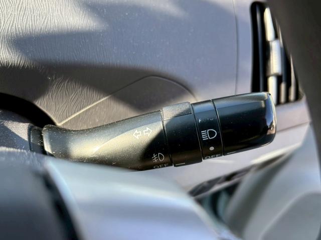 プリウス Ｓ　修復歴なし　純正ナビ　フルセグ　Ｂｌｕｅｔｏｏｔｈ　バックカメラ　ＥＴＣ　スマートキー　プッシュスタート　オートエアコン　ドアバイザー　プライバシーガラス　ウインカーミラー　アイドリングストップ（31枚目）