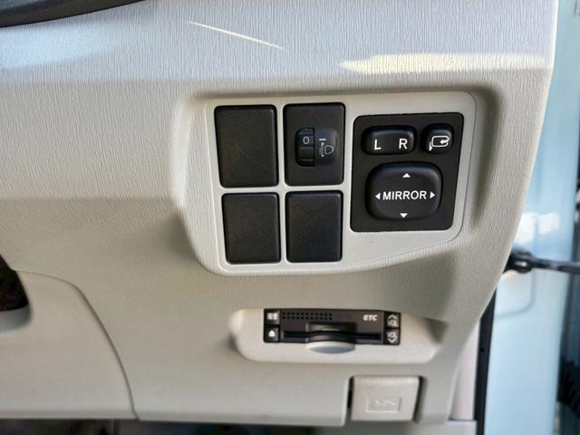 プリウス Ｓ　修復歴なし　純正ナビ　フルセグ　Ｂｌｕｅｔｏｏｔｈ　バックカメラ　ＥＴＣ　スマートキー　プッシュスタート　オートエアコン　ドアバイザー　プライバシーガラス　ウインカーミラー　アイドリングストップ（33枚目）