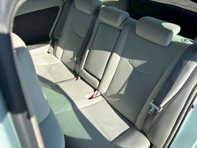 プリウス Ｓ　修復歴なし　純正ナビ　フルセグ　Ｂｌｕｅｔｏｏｔｈ　バックカメラ　ＥＴＣ　スマートキー　プッシュスタート　オートエアコン　ドアバイザー　プライバシーガラス　ウインカーミラー　アイドリングストップ（52枚目）