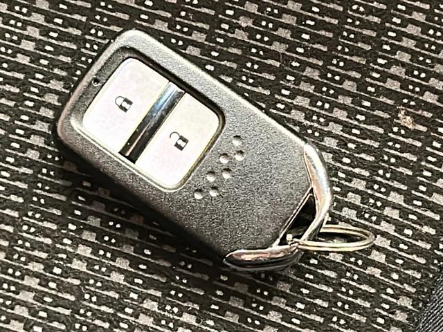 フィット 13G・Fパッケージ コンフォートエディション 4WD シートヒーター 横滑り防止装置 アイドリングストップ ヘッドライトレベライザー 熱線入りフロントウインドウ ヒーテッドドアミラー チップアップリヤシート 純正ナビ バックカメラ ETC(32枚目)